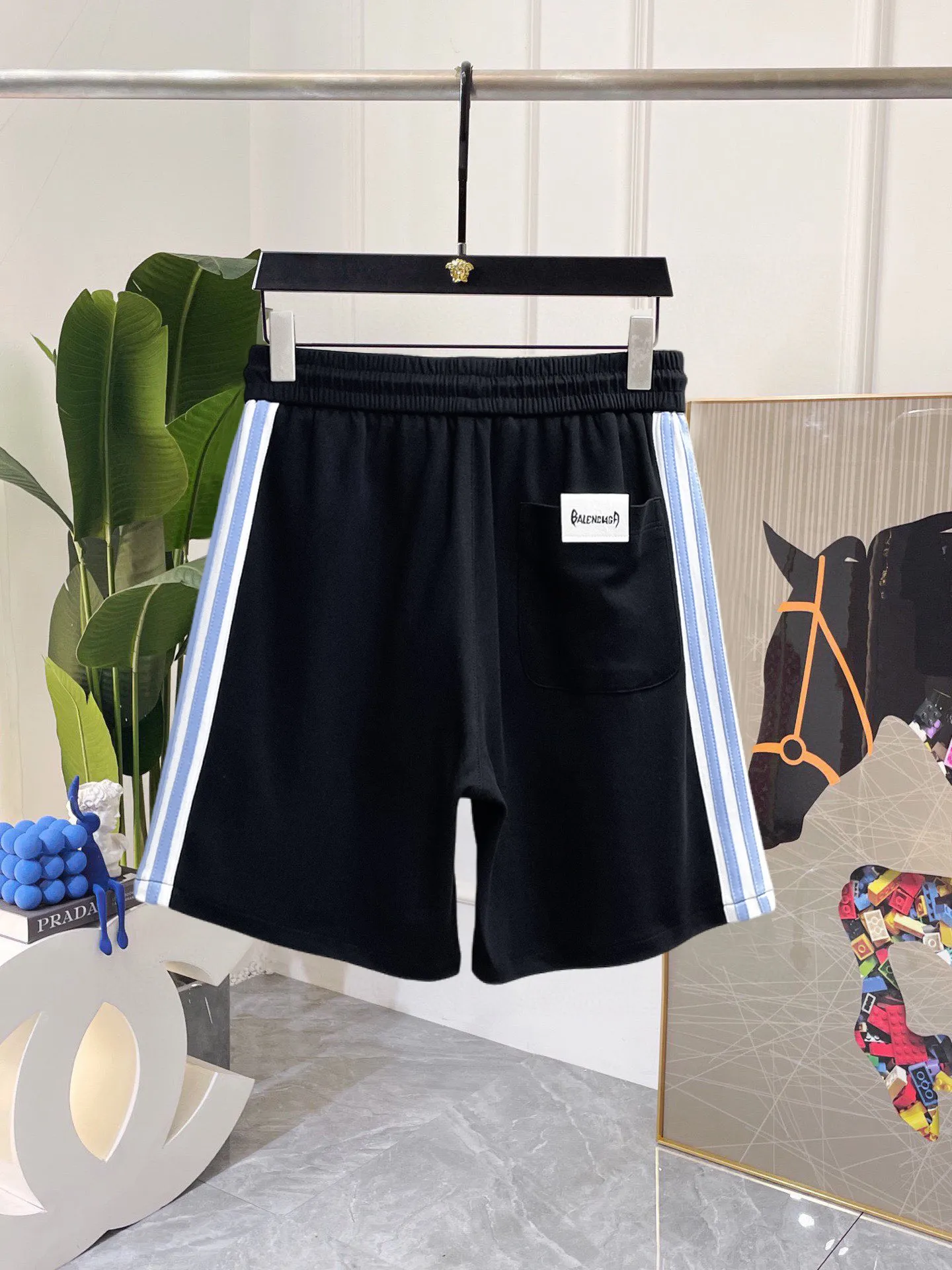 Balenciaga's three-standard complete 2026 summer New Arrival men's casual shorts, advanced custom-made Breathable fabric, Breathable fabric, extremely stretchy and comfortable, impeccable details, top-grade accessories, original logo design concept, delicate and soft feel! The upper body fit is awesome! Size: M-XXXL Please state your height and weight when ordering